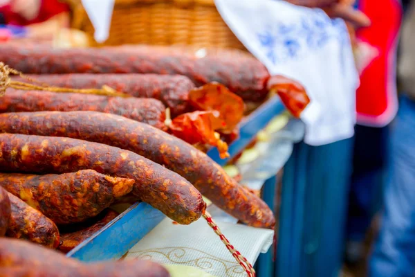 Durak, semt pazarı üzerinde satan füme et