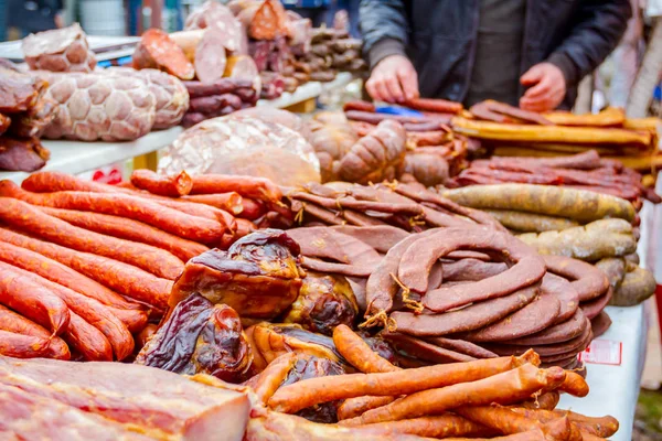 Verkauf von verschiedenen Räucherfleisch am Stand, Straßenmarkt — Stockfoto