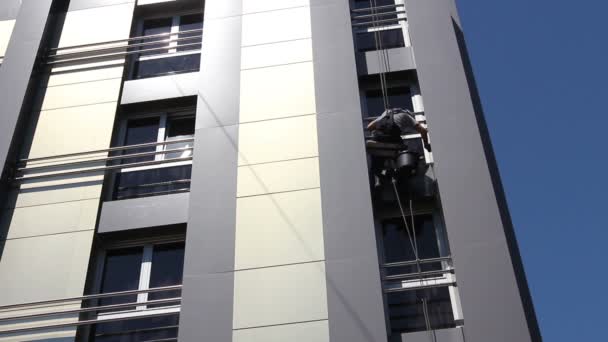 Industriekletterer Wäscht Reinigt Fassade Eines Modernen Bürogebäudes Blick Von Unten — Stockvideo