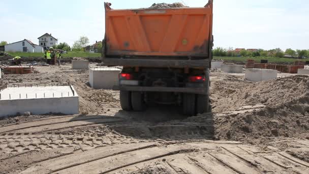 Dumper Camion Scarico Del Terreno Dumper Camion Sta Scaricando Sabbia — Video Stock