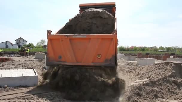 Muldenkipper Entlädt Erde Muldenkipper Entlädt Sand Baggerbereich Auf Baustelle — Stockvideo