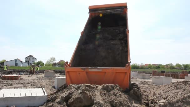 Dumper Camion Scarico Del Terreno Dumper Camion Sta Scaricando Sabbia — Video Stock