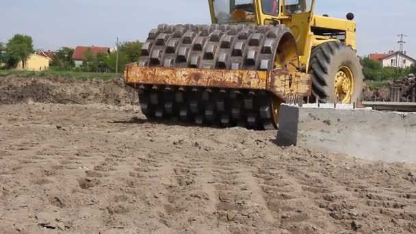 Riesige Straßenwalze Mit Spikes Verdichtet Boden Auf Baustelle Bauarbeiter Fährt — Stockvideo