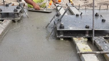 İşçi beton dökme sonra yerle bir. Mason ilk somut Vakfın bitirme için bir mala kullanıyor.