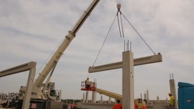 İşletim ve beton kiriş kaldırma Vinçler-Mobil vinç, hızlandırılmış görünümü. Zaman atlamalı boşaltma beton kiriş kamyon römork gelen kadar Mobil vinç ile site oluşturma.