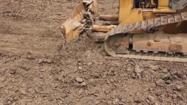 Ağır toprak taşıyıcı, buldozer makine inşaat alanında tesviye. Buldozer üzerinde iken o hareket ve site oluşturma zemin tesviye Paletli görüntülemek. 