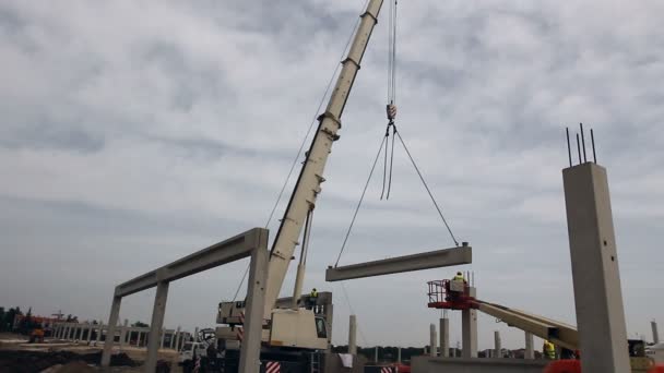 Mobiele Kraan Actief Opheffing Van Betonnen Balken Mobiele Kraan Lossen — Stockvideo