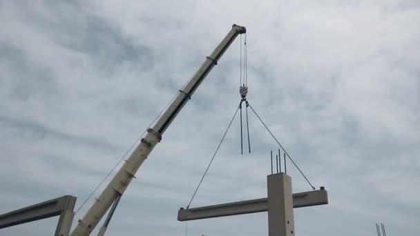 Mobilní Jeřáb Zvedání Betonové Stropnice Pracuje Mobilní Jeřáb Vykládání Betonové — Stock video