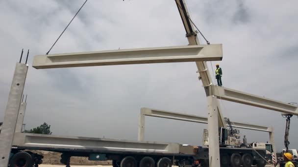 Poutre Béton Est Accrochée Chaîne Grue Grue Mobile Travailleur Hauteur — Video