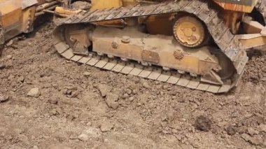 Ağır toprak taşıyıcı, buldozer makine inşaat alanında tesviye. Buldozer üzerinde iken o hareket ve site oluşturma zemin tesviye Paletli görüntülemek. 