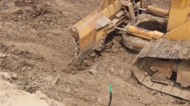 Ağır toprak taşıyıcı, buldozer makine inşaat alanında tesviye. Buldozer üzerinde iken o hareket ve site oluşturma zemin tesviye Paletli görüntülemek. 