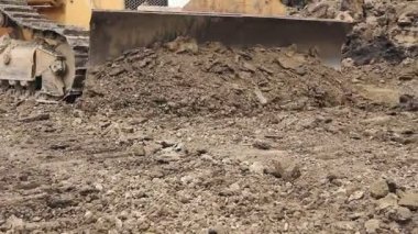 Ağır toprak taşıyıcı, buldozer makine inşaat alanında tesviye. Buldozer üzerinde iken o hareket ve site oluşturma zemin tesviye Paletli görüntülemek. 