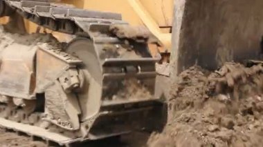 Ağır toprak taşıyıcı, buldozer makine inşaat alanında tesviye. Buldozer üzerinde iken o hareket ve site oluşturma zemin tesviye Paletli görüntülemek. 