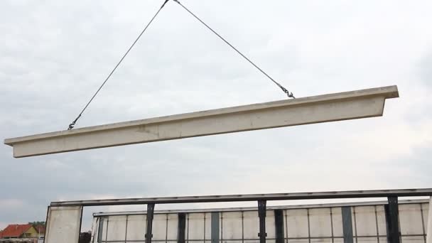 Worker Attaching Crane Hooks Concrete Joist Truck Trailer Worker Preparing — Stock Video