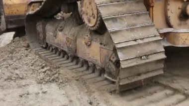 Gezgin'ın parça, buldozer makine, buldozer'ın şasi üzerinde görünümü kadar inşaat siteclose inşaat sahasında iterek yere sırasında tesviye.