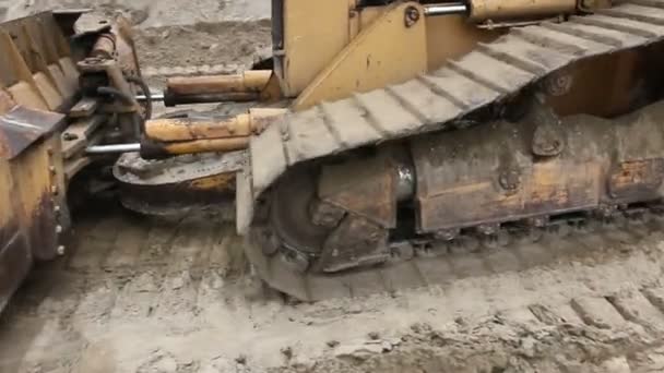 Trilhas Rastreador Máquina Bulldozer Está Nivelando Local Construçãoclose View Bulldozer — Vídeo de Stock