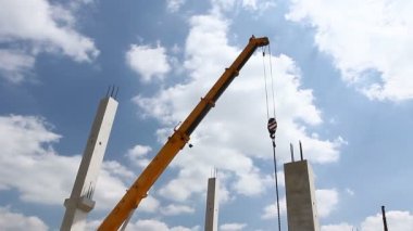 Vinçler-Mobil vinç onun kiriş genişletiyor. Vinçler-Mobil vinç çalışma için hazırlamak için onun kiriş ortaya çıkarır.