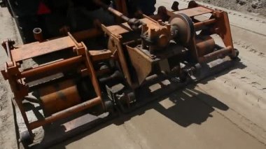 Plaka Kompaktör kamyona monte. Plaka Kompaktör kum yol inşaat sahasında sıkıştırma kamyon monte edilir.