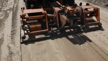 Plaka Kompaktör kamyona monte. Plaka Kompaktör kum yol inşaat sahasında sıkıştırma kamyon monte edilir.