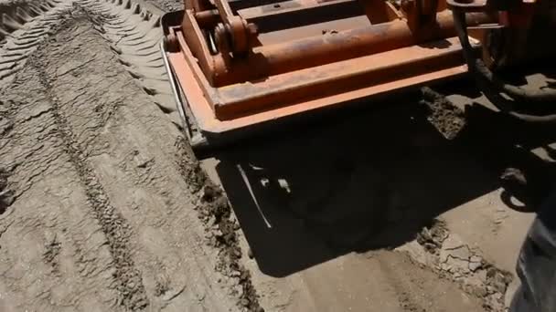 トラックに搭載 板が道路工事現場で砂を圧縮 トラックにマウントされています — ストック動画