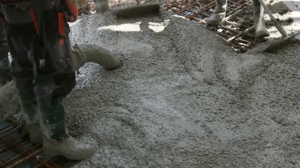 Les Travailleurs Répandent Béton Sur Grand Plancher Armé Sur Chantier — Video