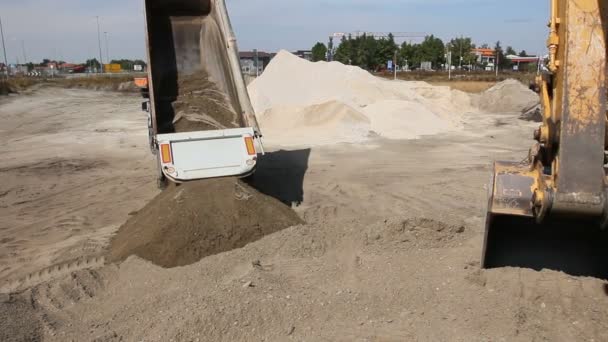 Sklápěč Uvolnění Půdy Sklápěč Vykládání Písku Rozmezí Bagr Staveništi — Stock video
