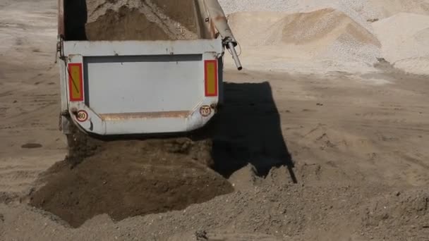 Muldenkipper Entlädt Erde Muldenkipper Entlädt Sand Baggerbereich Auf Baustelle — Stockvideo