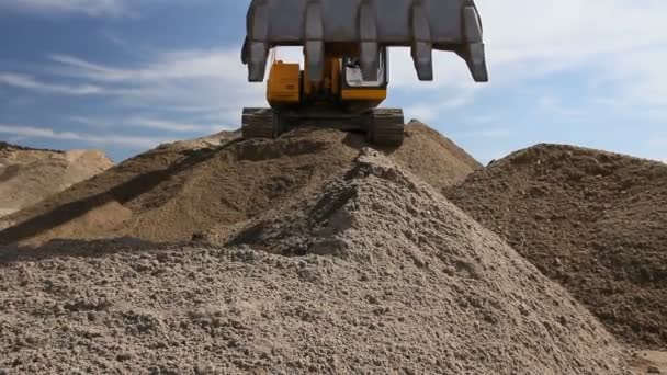 Excavatrice Prépare Pile Sable Pour Chargement Dans Camion Sur Chantier — Video