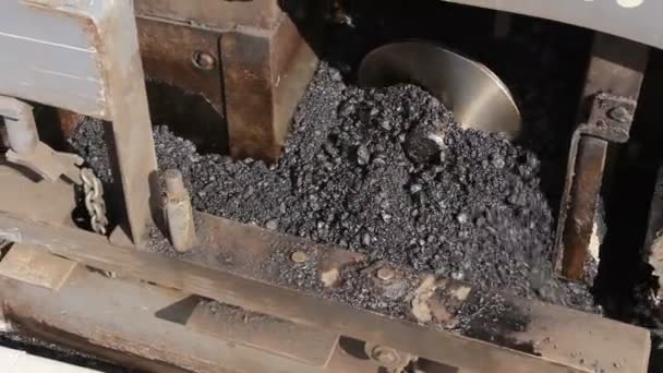 Metallschnecke Für Die Versorgung Mit Heißem Asphalt Streumaschine Während Des — Stockvideo