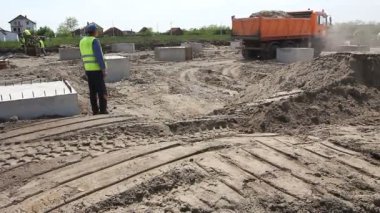 Zrenjanin, Voyvodina, Sırbistan - 30 Nisan 2015: Damper kamyon toprak veya kum inşaat sahasında boşaltma.