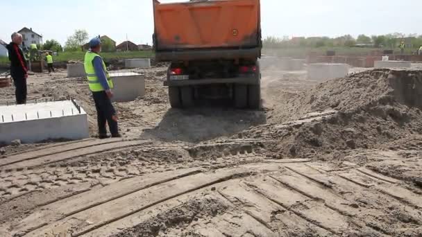 Zrenjanin Vojvodina Serbien April 2015 Dumper Lastbil Lossning Jord Eller — Stockvideo