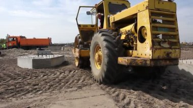Zrenjanin, Voyvodina, Sırbistan - Nisan 30, 2015:Construction çalışan büyük yol silindiri dikenli sürüş ve büyük bir vakıf için toprak sıkıştırma.