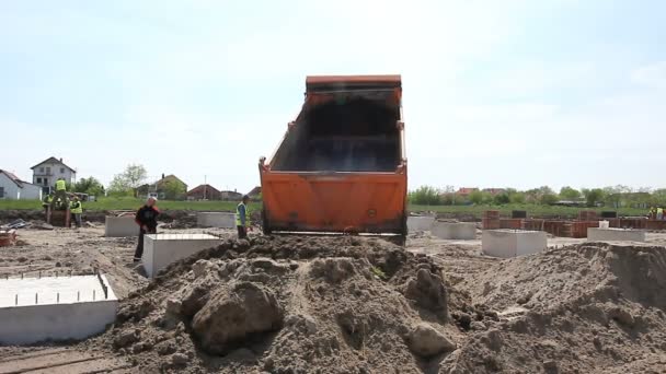 Zrenjanin Vojvodina Serbia Abril 2015 Camión Volquete Está Descargando Tierra — Vídeos de Stock