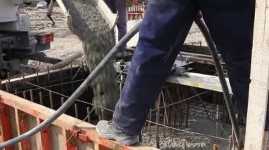 Zrenjanin, Voyvodina, Sırbistan - 30 Nisan 2015: Şantiye işçi Beton kalıp içinde karıştırıcı yağıyor.