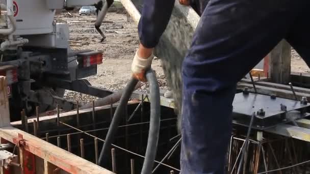 Zrenjanin Vojvodina Serbien April 2015 Arbeiter Auf Der Baustelle Gießen — Stockvideo