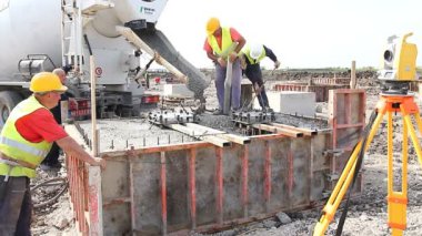 Zrenjanin, Voyvodina, Sırbistan - 30 Nisan 2015: Şantiye işçi Beton kalıp içinde karıştırıcı yağıyor.