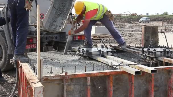 Zrenjanin Vojvodina Sérvia Abril 2015 Trabalhadores Canteiro Obras Estão Derramando — Vídeo de Stock