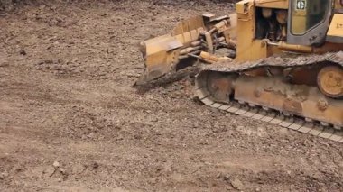 Zrenjanin, Voyvodina, Sırbistan - 21 Mayıs 2015: buldozer üzerinde iken o hareket ve site oluşturma zemin tesviye Paletli görüntülemek. 