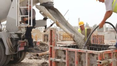 Zrenjanin, Voyvodina, Sırbistan - 21 Mayıs 2015: Şantiye işçi Beton kalıp içinde karıştırıcı yağıyor.