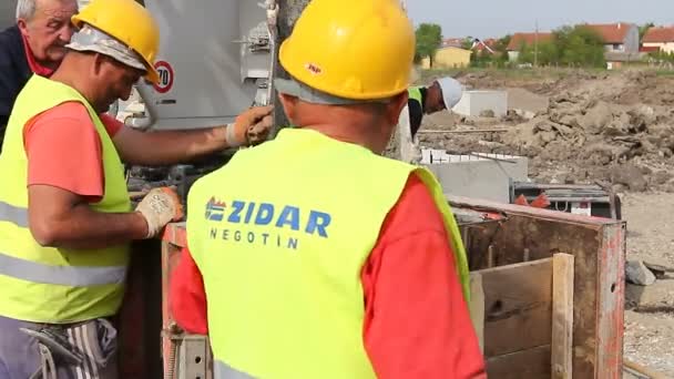 Zrenjanin Vojvodina Serbia Abril 2015 Los Trabajadores Obra Están Vertiendo — Vídeo de stock