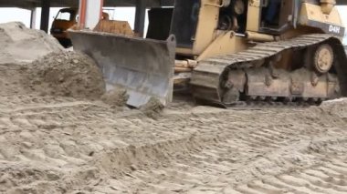 Zrenjanin, Voyvodina, Sırbistan - 29 Mayıs 2015: bakış buldozer'ın şasi üzerinde inşaat sahasında iterek yere sırasında kapatın.