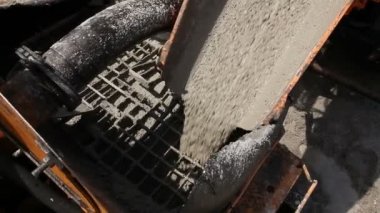 Zrenjanin, Voyvodina, Sırbistan - 28 Temmuz 2015: site oluşturma, dağıtım için pompa içine Beton karıştırıcı gelen decanting üzerinde ayrıntı'nın.