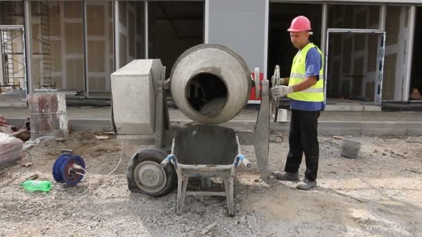 Zrenjanin Vojvodina Serbia May 2015 Worker Pouring Concrete Cement Mixer — Stock Video