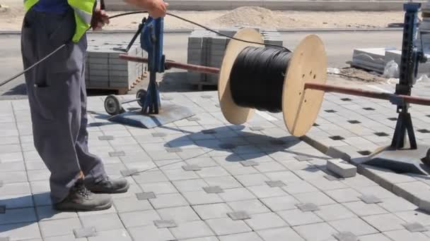 労働者が建設現場でワイヤーをアンワインドするまでケーブル スプールの軸にはズレニャニン ヴォイヴォディナ セルビア 2015 — ストック動画