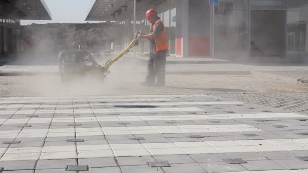 세르비아 2015 작업자는 포장도로 플레이트 기계와 일하고 먼지가 — 비디오