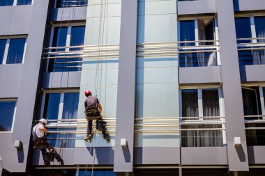 Takım iş yerinde endüstriyel dağcılar onlar bina cephe yıkama vardır