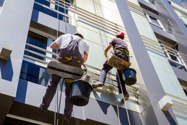 Takım iş yerinde endüstriyel dağcılar onlar bina cephe yıkama vardır