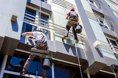 Takım iş yerinde endüstriyel dağcılar onlar bina cephe yıkama vardır