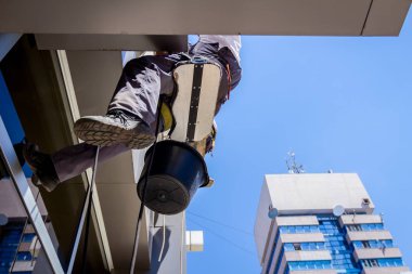 Endüstriyel dağcı yıkama, modern bir ofis Cephe Temizlik