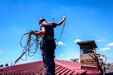 Endüstriyel dağcı tuğla yapılmış baca onun ipler sınırlayıcı